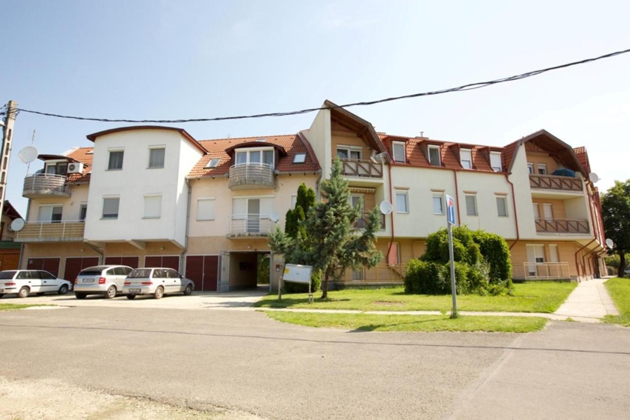 Zoli Apartmanok-Anna Koelcsey 32 Hajduszoboszlo Exterior foto