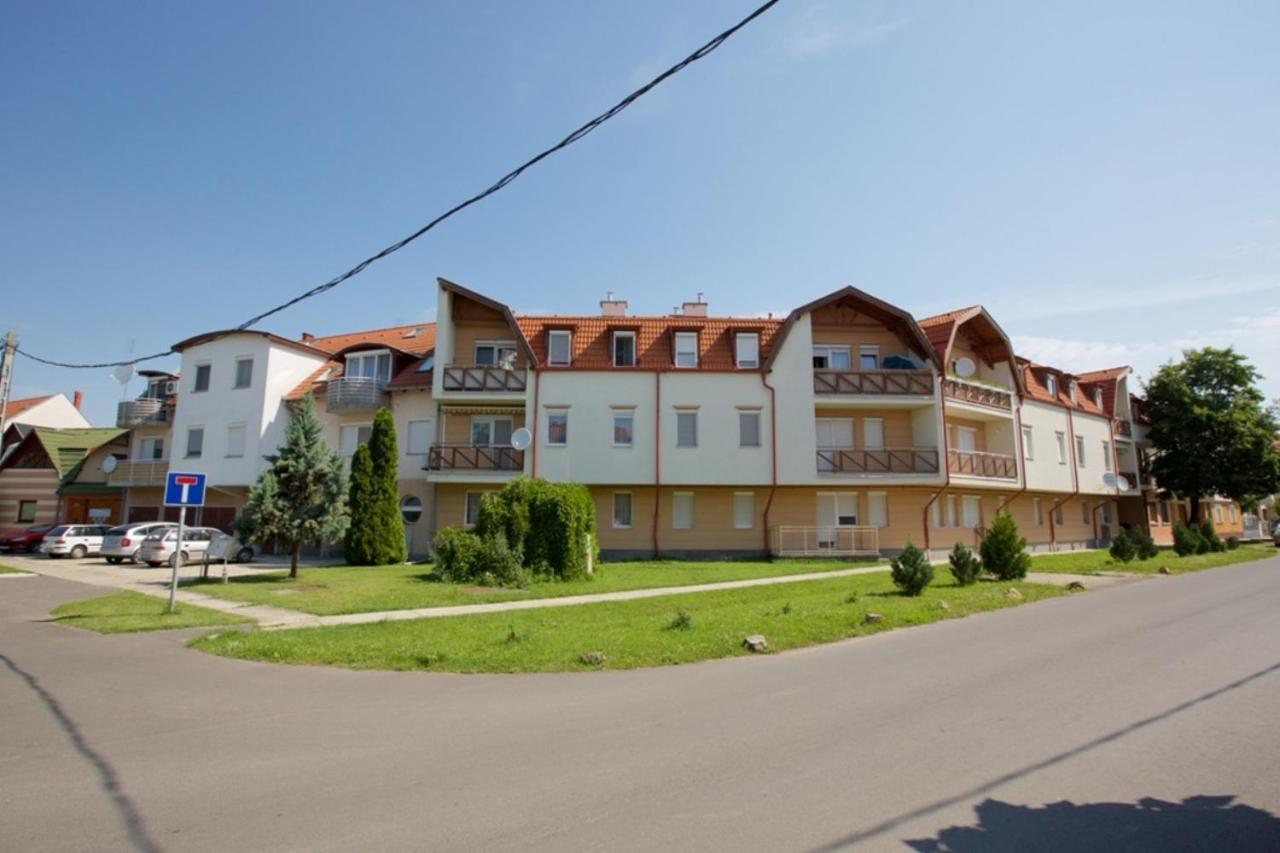 Zoli Apartmanok-Anna Koelcsey 32 Hajduszoboszlo Exterior foto